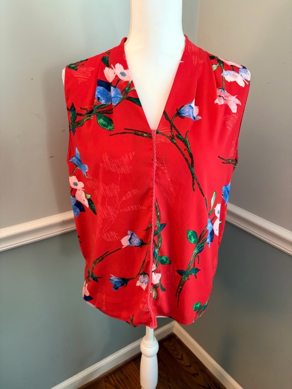 Tahari Red Floral Sleeveless Blouse Medium | V-Neck Lightweight Work Career